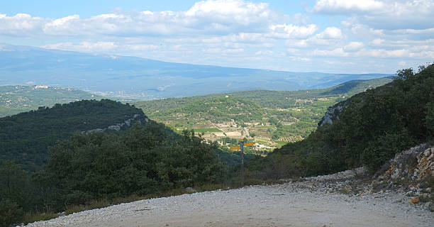 luberon :  wsi wokół venasque - venasque zdjęcia i obrazy z banku zdjęć