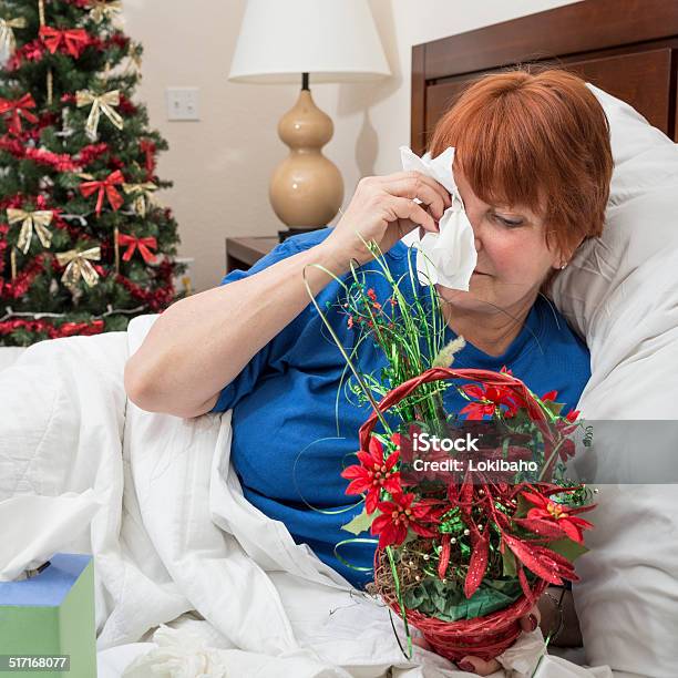 Krank Im Bett An Weihnachten Stockfoto und mehr Bilder von Baum - Baum, Bett, Blumenschmuck