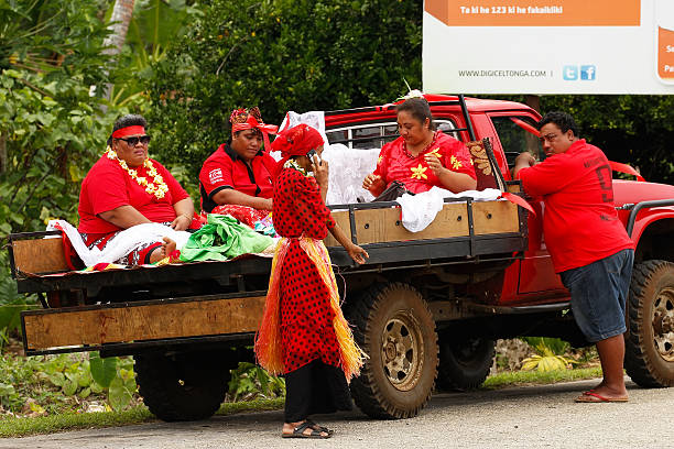 la population locale, célébrez l'arrivée de fuifui moimoi, île vavau, tonga. - tongan dance photos et images de collection