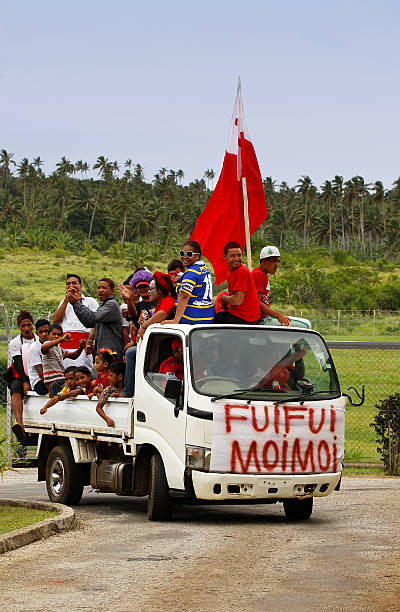 la population locale, célébrez l'arrivée de fuifui moimoi, île vavau, tonga. - tongan dance photos et images de collection