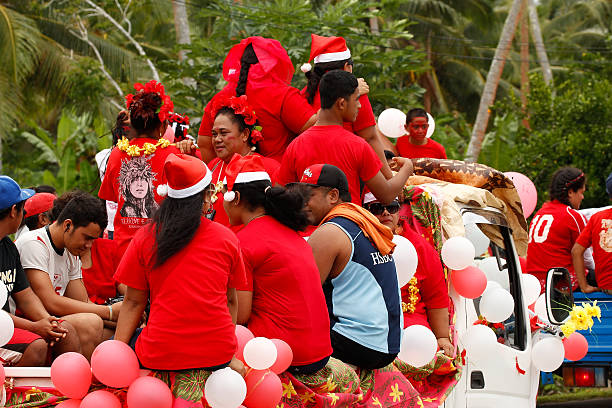 местный человек празднования прибытия fuifui moimoi, vavau остров, тонга. - tongan dance стоковые фото и изображения