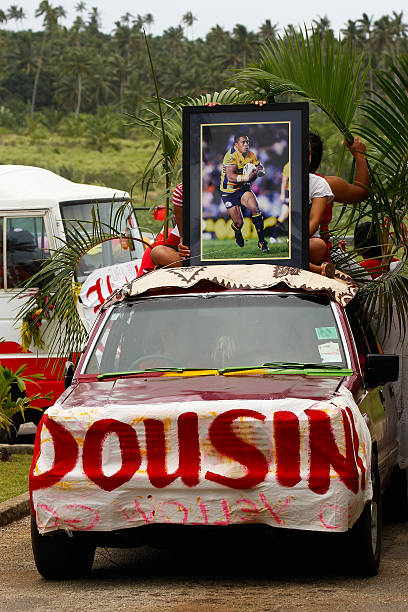 la population locale, célébrez l'arrivée de fuifui moimoi, île vavau, tonga. - tongan dance photos et images de collection