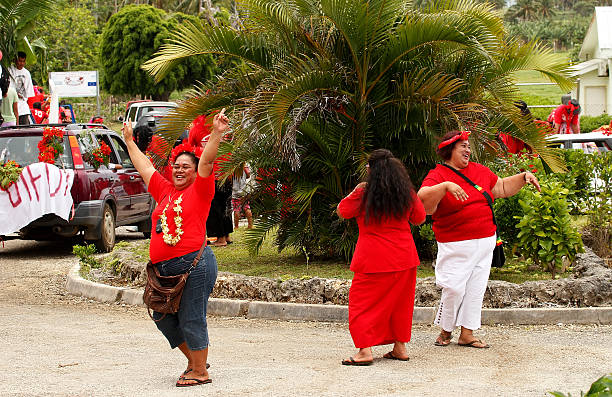 la population locale, célébrez l'arrivée de fuifui moimoi, île vavau, tonga. - tongan dance photos et images de collection