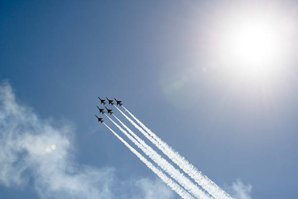 날아가는 암석-미 공군 소속 공예비행단 - fighter plane airplane teamwork air force 뉴스 사진 이미지