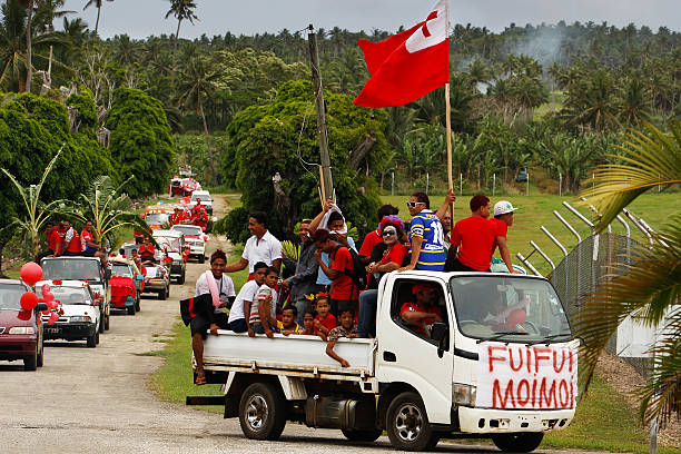 местный человек празднования прибытия fuifui moimoi, vavau остров, тонга. - tongan dance стоковые фото и изображения