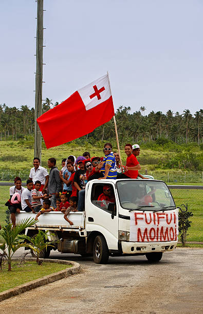 местный человек празднования прибытия fuifui moimoi, vavau остров, тонга. - tongan dance стоковые фото и изображения