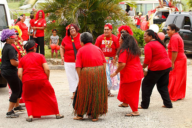 la population locale, célébrez l'arrivée de fuifui moimoi, île vavau, tonga. - tongan dance photos et images de collection