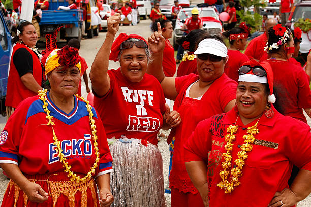 la population locale, célébrez l'arrivée de fuifui moimoi, île vavau, tonga. - tongan dance photos et images de collection