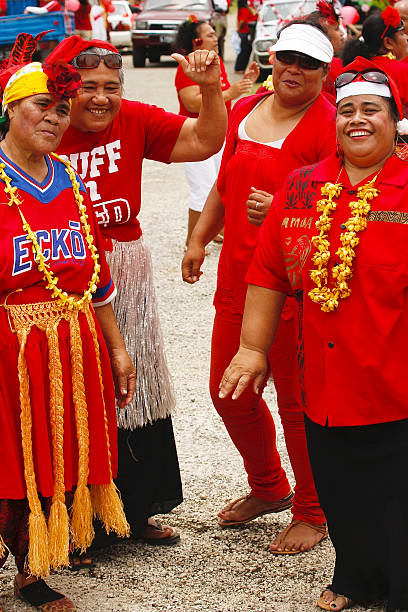 la population locale, célébrez l'arrivée de fuifui moimoi, île vavau, tonga. - tongan dance photos et images de collection