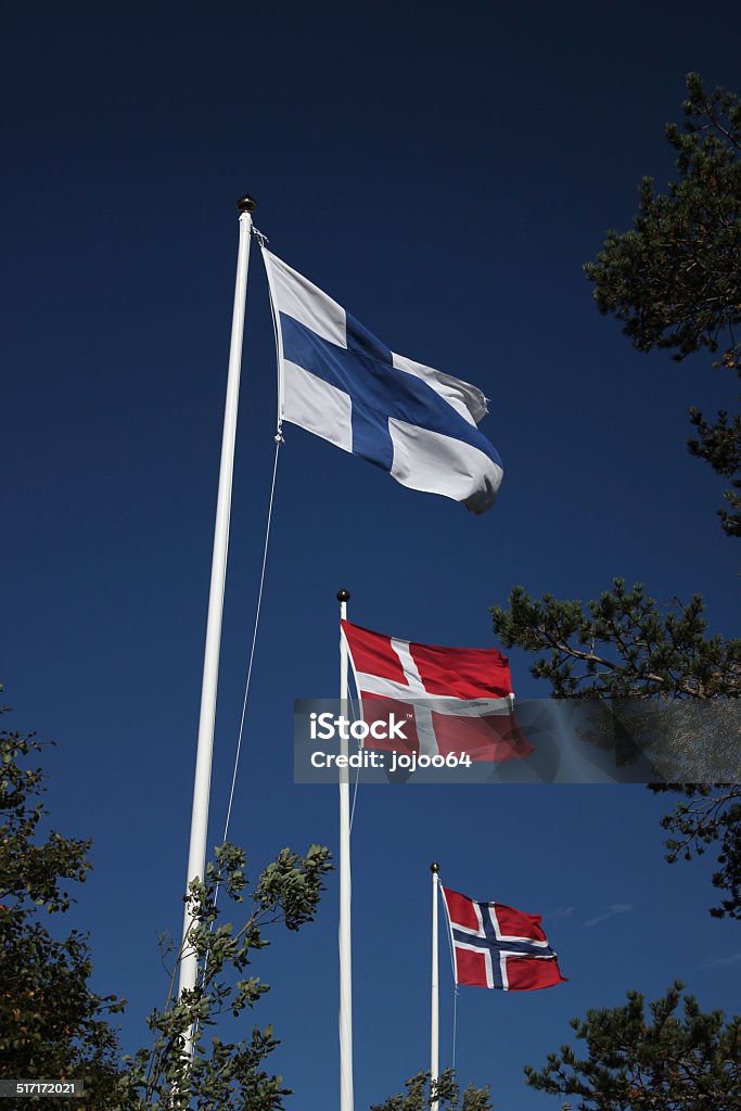 Nórdico Flags no céu azul-escuro - Foto de stock de Azul royalty-free