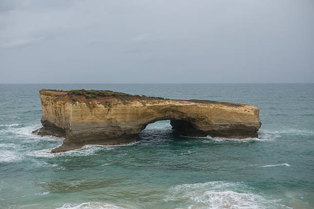 londyn most w portu campbell park narodowy-great ocean road - london arch great ocean road cliff australia zdjęcia i obrazy z banku zdjęć