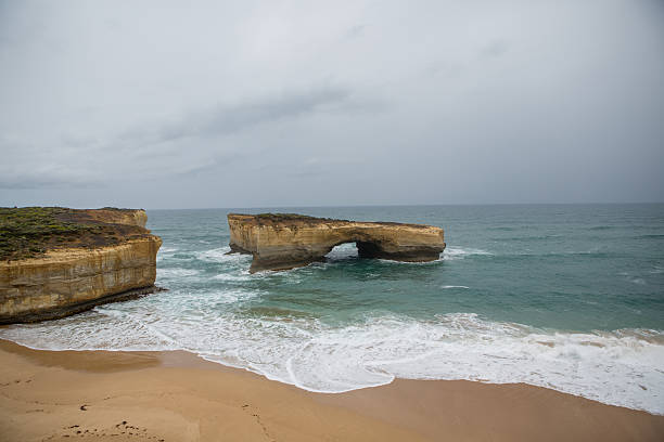 londra ponte parco nazionale di porta campbell-great ocean strada - formazioni calcaree london arch foto e immagini stock