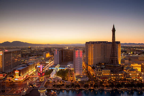 coucher de soleil sur la ville de las vegas - eiffel tower photos et images de collection