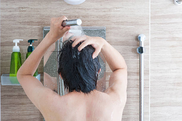 istock Men who wash the head in the bath 517183124