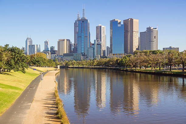 мельбурн, отражены в реку ярра - melbourne cityscape clear sky day стоковые фото и изображения