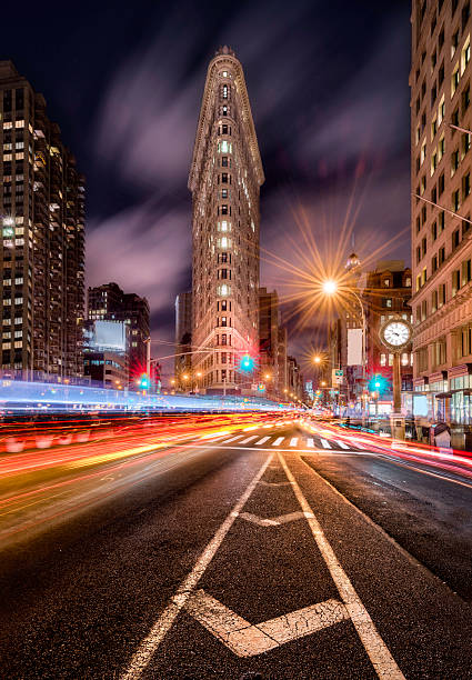 fifth avenue de noche, nueva york - circa 5th century fotografías e imágenes de stock