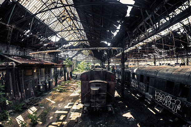 old treina no comboio abandonado depot] - sign rusty industry no parking sign imagens e fotografias de stock