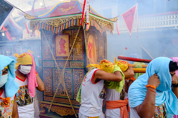 festival vegetariano em phuket, tailândia 2014 - medium group of people imagens e fotografias de stock