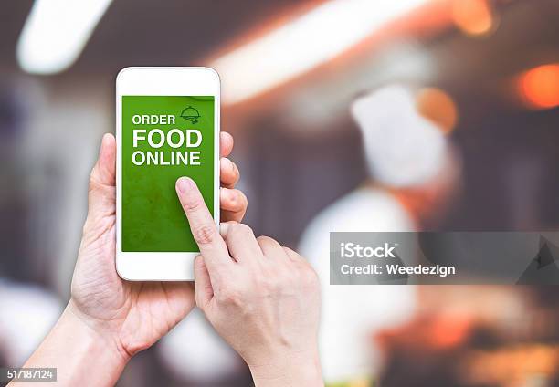 Hand Halten Handy Und Speisen Bestellen Online Mit Weichzeichnen Restaurant Stockfoto und mehr Bilder von Bestellen