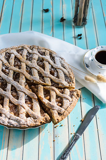 домашний яблочный тарт пирог на блюдо на деревянной бирюзовый фон - jar apple biscuit napkin стоковые фото и изображения