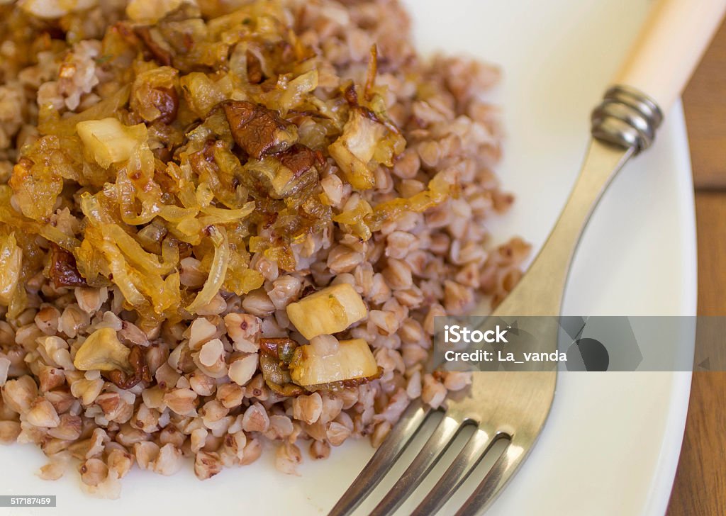 Mingau de trigo sarraceno com cebolas fritas e cogumelos - Foto de stock de Cebola royalty-free