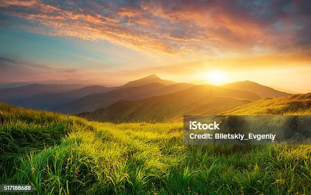 Paesaggio Di Montagna - Fotografie stock e altre immagini di Paesaggio - Paesaggio, Natura, Montagna