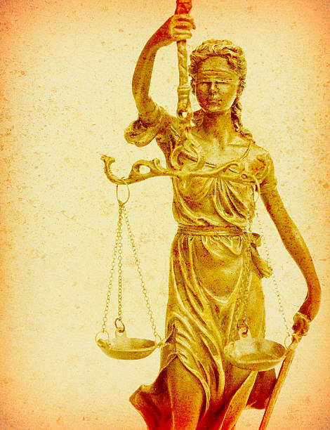 justiça no antigo fundo de papel - statue of justice symbol justice law imagens e fotografias de stock