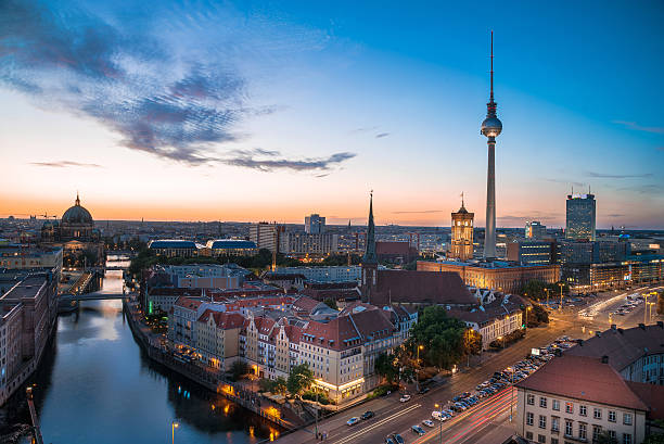 berlim cidade forma com torre de televisão no final da noite - berlin germany television tower communications tower alexanderplatz - fotografias e filmes do acervo