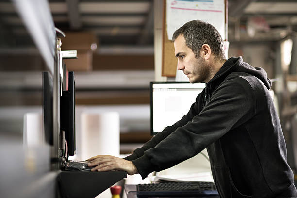 homme travaillant sur l'imprimante industriel - laserjet photos et images de collection