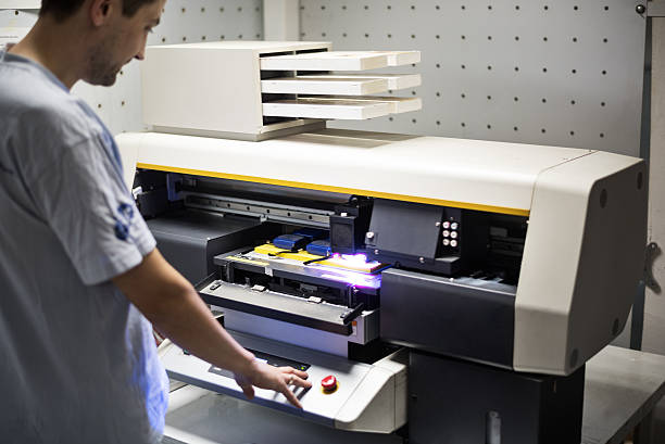 trabajador especializado en industrial funcionamiento impresora - printout industry printer workshop fotografías e imágenes de stock
