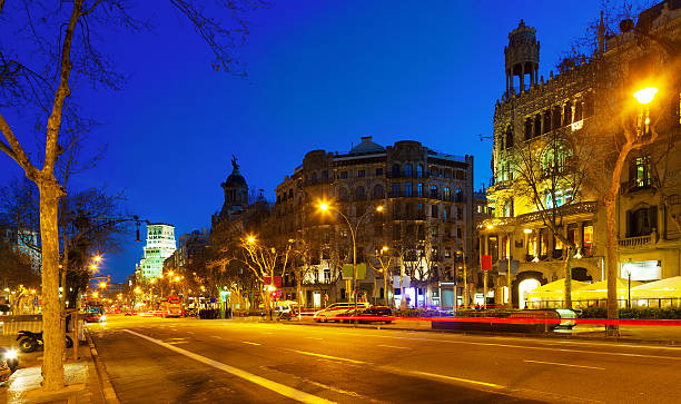 vista notturna di passeig de gracia a barcellona, catalogna - gracia foto e immagini stock