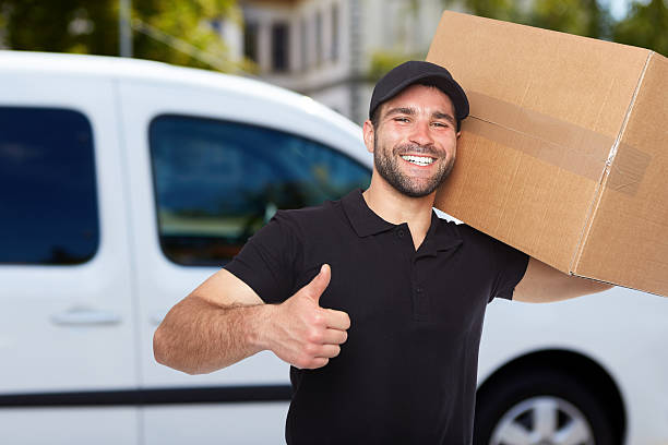 livraison homme souriant - moving house physical activity moving van box photos et images de collection