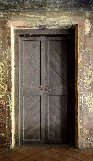 istock Old grungy door 517201409