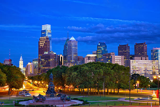 フィラデルフィアの夕暮れ - benjamin franklin parkway ストックフォトと画像