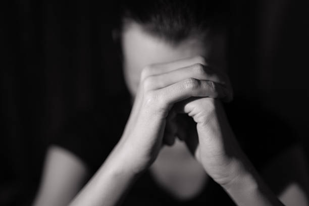 sincero de oração - praying girl imagens e fotografias de stock