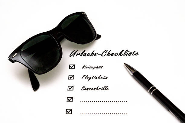 urlaubs-checkliste mit convento und sonnenbrille - mitnehmen fotografías e imágenes de stock