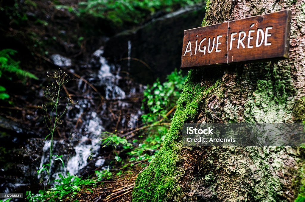 Orobie Alpi italiane testo in legno cartello che indica l'acqua fredda - Foto stock royalty-free di Cascata