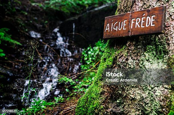 Orobie Alpi Italiane Testo In Legno Cartello Che Indica Lacqua Fredda - Fotografie stock e altre immagini di Cascata