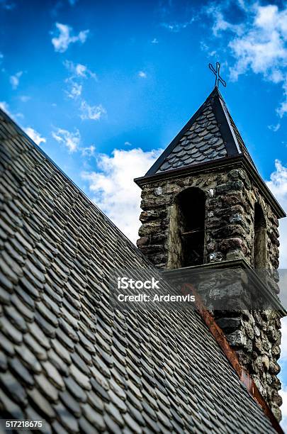 Orobie Alpi Pietra Antica Chiesa In Blue Sky - Fotografie stock e altre immagini di Ambientazione esterna - Ambientazione esterna, Blu, Chiesa