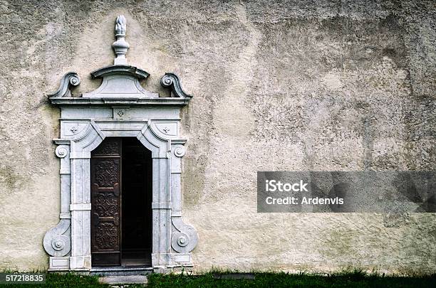 Vilminore Antica Chiesa Della Portiera Laterale Decorate - Fotografie stock e altre immagini di Ambientazione esterna
