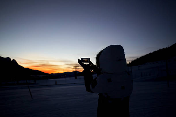 montagna al crepuscolo - mt snow horizon over land winter european alps foto e immagini stock