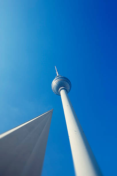 torre de televisão-berlim - berlin germany television tower communications tower alexanderplatz - fotografias e filmes do acervo