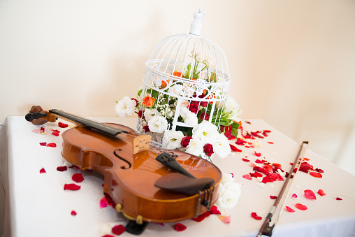 wedding violin floral decorationwedding decoration on desk