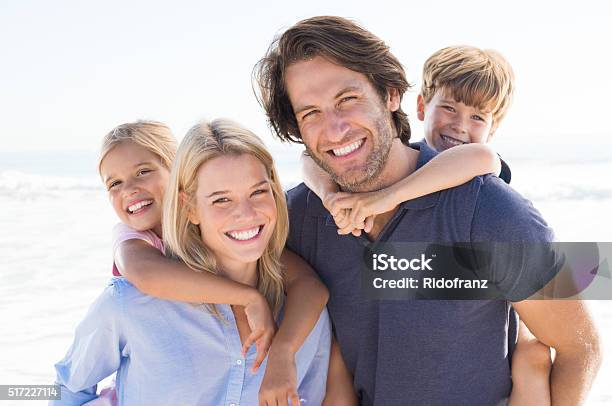 Familien Portrait Stockfoto und mehr Bilder von Familie - Familie, Lächeln, Strand