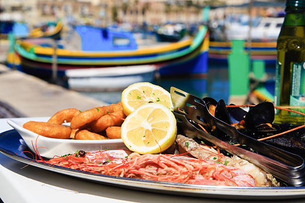 plato de pescados y mariscos, que se sirve en el restaurante mediterráneo - islas de malta fotografías e imágenes de stock