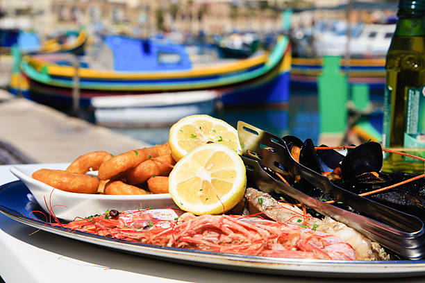 plateau de fruits de mer servis au restaurant méditerranéen - archipel maltais photos et images de collection