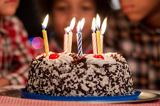 istock Cake in front of kids. 517233686