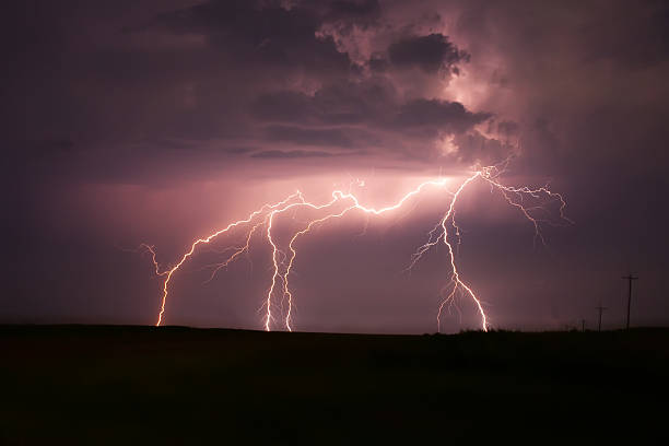 雷ストライク - thunderstorm storm lightning illuminated ストックフォトと画像