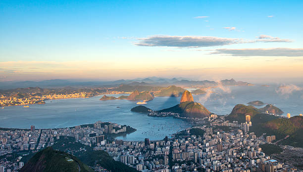 rio de janeiro, il monte pan di zucchero - rio de janeiro night sugarloaf mountain corcovado foto e immagini stock