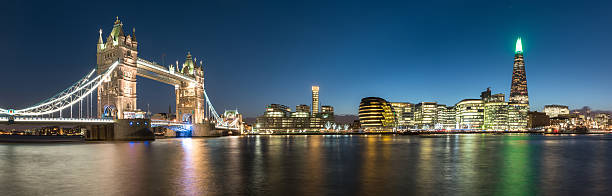 skyline von london, die in der dämmerung - blurred motion bridge business blue stock-fotos und bilder